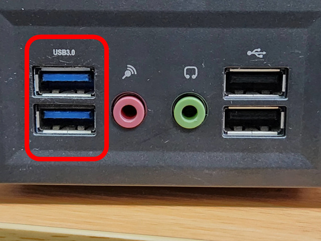 デスクトップパソコン前面のUSBポート　左側2個は芯が青く、よこにUSB3.0と表示。右側2個は芯が黒く、よこにはUSBのマークが表示。左側の青い方に赤丸をつけています
