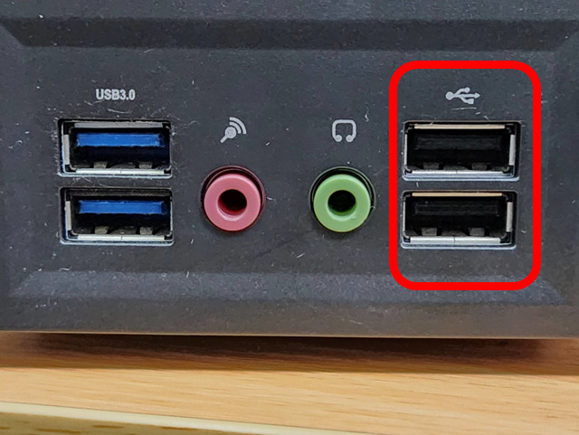 デスクトップパソコン前面のUSBポート　左側2個は芯が青く、よこにUSB3.0と表示。右側2個は芯が黒く、よこにはUSBのマークが表示。右側の黒い方に赤丸をつけています