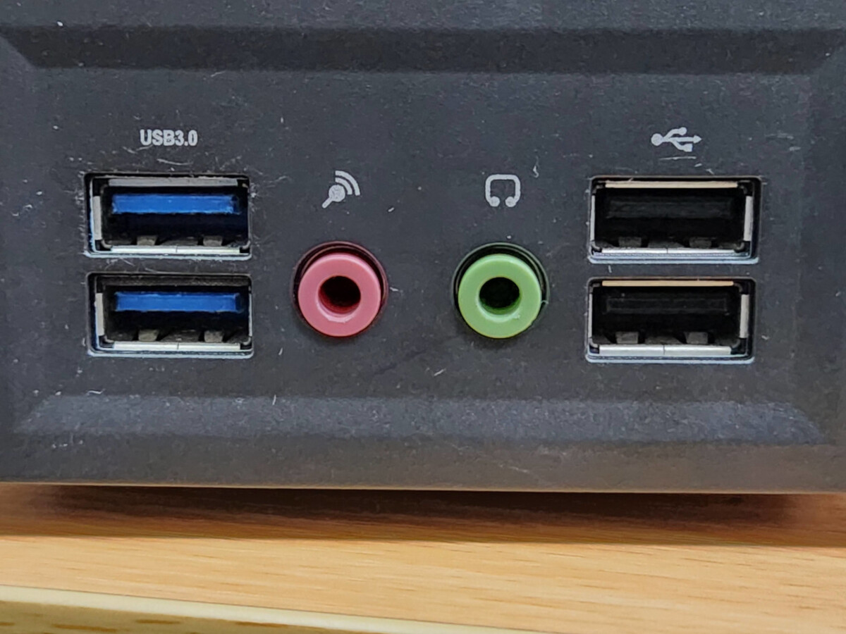デスクトップパソコン前面のUSBポート　左側2個は芯が青く、よこにUSB3.0と表示。右側2個は芯が黒く、よこにはUSBのマークが表示。